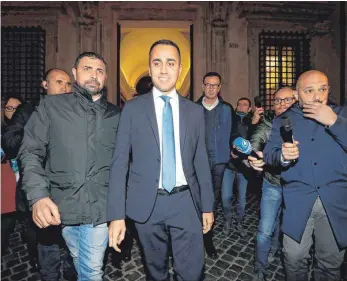  ?? FOTO: DPA ?? Italiens Regierung – hier Vize-Ministerpr­äsident Luigi Di Maio (Mitte) von der Fünf-Sterne-Bewegung – beharrt darauf, mehr Schulden zu machen, als mit der EU-Kommission vereinbart.