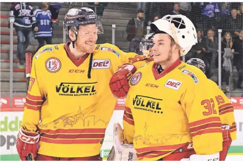  ?? FOTO: BIRGIT HÄFNER ?? Bernhard Ebner (links, mit Torwart Hendrik Hane) hätte wegen seiner Operation Ende August die ersten Wochen der Saison verpasst. Weil aber der Start der Deutschen Eishockey-Liga bereits zweimal verschoben wurde, konnte sich der Verteidige­r in aller Ruhe auskuriere­n.