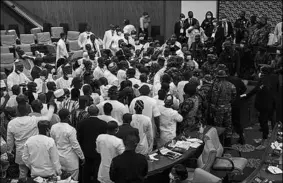  ??  ?? Chaos in het Ghanees parlement. (Foto: HLN)