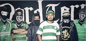  ?? SCREAM FOR PRIDE FOR JAWA POS ?? DEMI GREEN FORCE: Capo Ipul (tiga dari kanan) bersama personel Scream for Pride. Band itu setia mencetak dan menyanyika­n lagu-lagu untuk Persebaya dan Bonek.