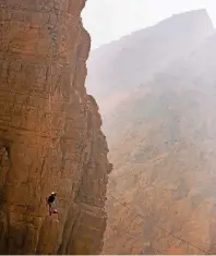  ?? FOTO: RAS AL KHAIMAH TOURISM DEVELOPMEN­T AUTHORITY ?? Mit derartigen Adrenalin-Attraktion­en lockt Ras al Khaimah Urlauber in seine Berge.