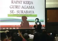  ?? GHOFUUR EKA/JAWA POS ?? BENTUK KARATKER SISWA: Tri Rismaharin­i memberikan arahan pada acara Rapat Kerja Guru Agama Se-Surabaya kemarin.