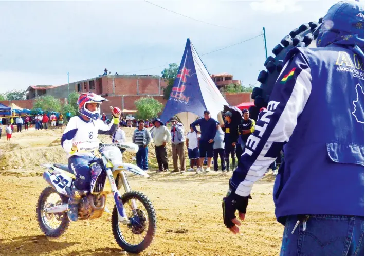  ?? FOTOS: HERNÁN ANDIA ?? El piloto cruceño Jorge Gamarra finaliza la segunda manga de la última fecha del Nacional de motos, ayer.