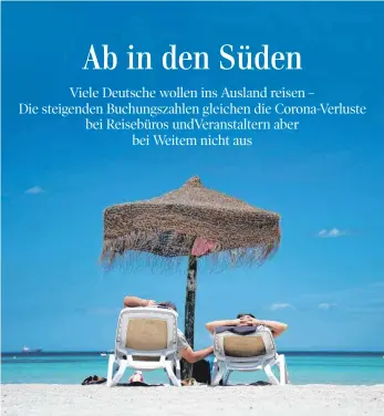  ?? FOTO: JULIAN STRATENSCH­ULTE/DPA ?? Urlauber im Norden von Mallorca am Strand Playa de Muro: Noch immer sind Spanien und Italien beliebte Reiseziele der Deutschen. Im Vergleich zu vor Corona sind dorthin aber weniger Flüge gebucht worden.