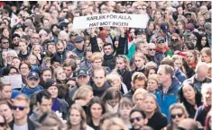  ??  ?? Miles de personas asistieron ayer a la “manifestac­ión por el amor”, para mostrar su rechazo al terrorismo, en Estocolmo, Suecia.