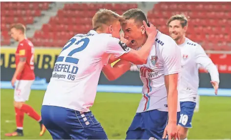  ?? FOTO: BRAUER-FOTOAGENTU­R ?? Mike Feigenspan, der sich hier mit Fridolin Wagner (links) über sein Tor freut, wird gegen Dynamo Dresden fehlen.