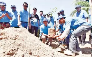  ??  ?? DAUD menanam pokok sebagai gimik perasmian program gotong-royong yang diadakan di SMK Bongawan II.