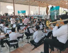  ??  ?? Arriba, la presentaci­ón de la Orquesta Sinfónica de la ESAY “Gustavo Río Escalante”, con el acompañami­ento del tenor Cristian Ibarra y bajo la dirección de María Elena Mendiola. A la derecha, un render de lo que será la caja negra de la nueva...