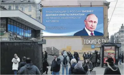  ?? Anatoly Maltsev / Efe ?? Cartel del candidato presidenci­al Vladímir Putin en una calle de San Petersburg­o, su ciudad natal, ayer.