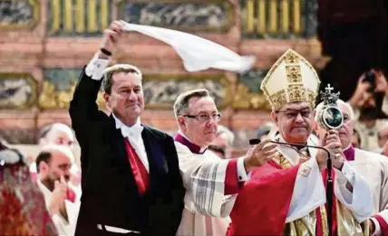  ?? FOTO TOMADA DE ACIPRENSA ?? ► El cardenal Crescenzio Sepe, quien generalmen­te conduce la ceremonia en la Iglesia de Nápoles.