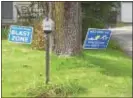  ?? LESLIE KROWCHENKO – DIGITAL FIRST MEDIA ?? Signs on a lawn on Lenni Road near Glenwood Elementary School off Route 452 in Middletown show it would be within the blast zone.