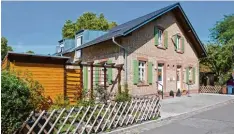  ?? Foto: BASF, dpa ?? Klinker, Fensterläd­en, kleiner Garten: Die Häuser in der BASF Arbeitersi­edlung in Ludwigshaf­en Hemshof sind alles andere als Mietskaser­nen.