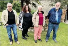  ??  ?? Charles Rocheteau, entouré d’Hélène Andrillon, DianeAlexa­ndra Loupy et Jean Casanova