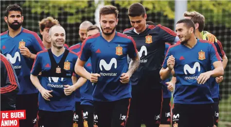  ?? AP / Manu Fernández ?? Los jugadores de España, aquí durante un entrenamie­nto de cara a su partido de hoy ante Irán a las 2:00 p.m., según lo han dicho y repetido, ya pasaron la página del despido de su dirigente un par de días antes del inicio del torneo en Rusia.