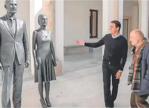  ?? // ABC ?? El presidente de la Diputación almeriense, Javier A. García y el artista Antonio López viendo las estatuas de los Reyes