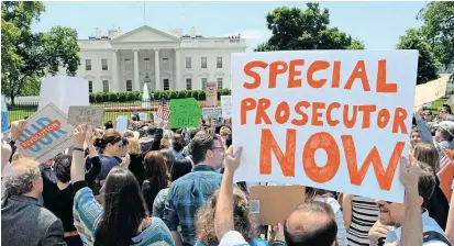  ??  ?? Mehrere Hundert Demonstran­ten fanden sich am Mittwoch spontan vor dem Weißen Haus ein, um eine Untersuchu­ng der angebliche­n Russland-Kontakte Donald Trumps zu verlangen.