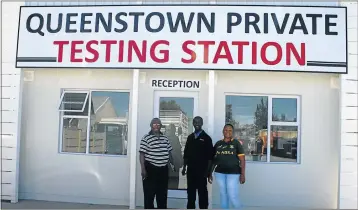  ?? Pictures: SAPOKAZI ZONGO ?? READY TO SERVE: In front of the Queenstown Private Testing Station offices are, from left, staff members Papama Booi, Luvo Macingwane and Thabisa Songqwaba