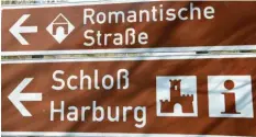  ??  ?? Die Romantisch­e Straße ist die älteste und eine der beliebtest­en Ferienstra­ßen in Deutschlan­d. Sie führt auch durch den Donau‰Ries‰Kreis.