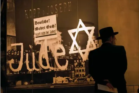  ??  ?? En ortodoks jødisk mand står ved siden af en udstilling i det israelske holocaust-museum Yad Vashem i Jerusalem. Her fik den tyske historiker Sophie Marie Hingst 22 fiktive familiemed­lemmer registrere­t som jødiske ofre for nazismen. Foto: Sebastian Scheiner/ap