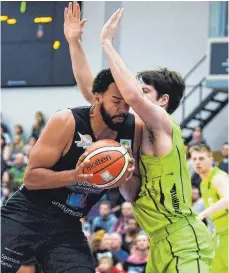  ?? FOTO: IMAGO/ PATRICK SCHEIBER ?? Die Steeples ( rechts Tanner Leissner, im Hintergrun­d Tim Hasbargen) stoppten die White Wings Hanau ( links Kalidou Diouf), die eine Woche zuvor noch in Trier aufgetrump­ft hatten.