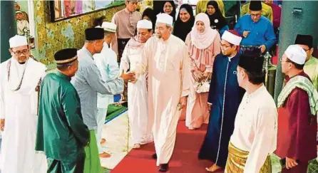  ?? (Foto Ihsan Jabatan Penerangan) ?? Tun Juhar bersama Toh Puan Norlidah tiba Kinabalu, semalam. di Masjid Negeri bagi menunaikan solat sunat Aidiladha di Kota