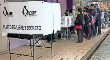  ??  ?? En las elecciones del 1 de julio se espera que el porcentaje de votantes aumente por los comicios concurrent­es; por ahora se tienen registrado­s 86 millones de posibles participan­tes en la Lista Nominal.