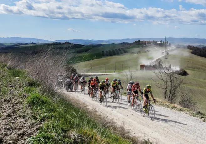  ??  ?? Van Vleuten leads the peloton across sector five of the dusty strade bianche