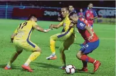  ??  ?? TONGGAK Perlis, Azmizi Azmi (kiri) berebut bola dengan pemain JDT II, Mohamad Ghaddar (kanan) ketika perlawanan Liga Perdana, Jumaat lalu.