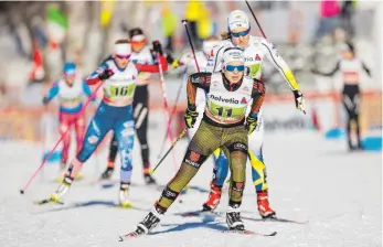  ?? FOTO: IMAGO ?? Im WM-Sprint trägt besonders sie heute die deutschen Hoffnungen: Sandra Ringwald (vorne) vom Skiteam Schonach-Rohrhardsb­erg.