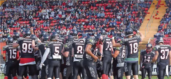  ?? FOTO: SCHLICHTER ?? Die Footballer der Saarland Hurricanes feiern gemeinsam mit den 1640 Zuschauern im Neunkirche­r Ellenfelds­tadion den Heimsieg gegen Stuttgart.