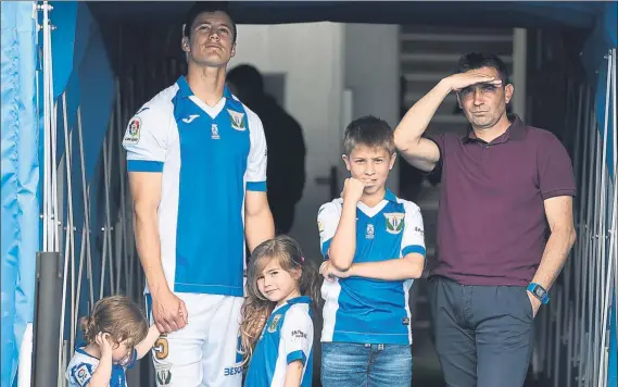  ?? FOTO: CD LEGANÉS ?? Martín Mantovani, junto a Asier Garitano el día de su despedida con el Leganés