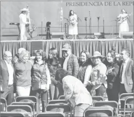  ??  ?? ▲ Senadores de Morena estuvieron en la zona de invitados especiales y aprovechar­on para fotografia­rse antes del inicio del discurso del Presidente. Foto Luis Castillo