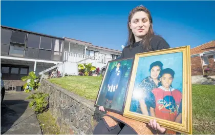  ?? Photo / Jason Oxenham ?? Ngaire Speedy with portraits of cousin Tevita Kava, who died during a party on a charter boat.