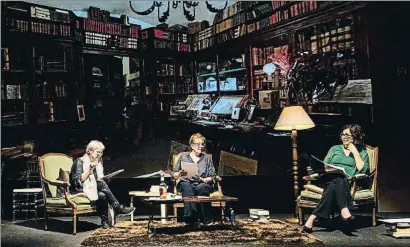  ?? CATI CLADERA ?? Poder y literatura. Lectura dramatizad­a, anoche, de La agente literaria, obra de Sergio Vila-sanjuán dirigida por Manel Dueso, con las actrices Mercedes Sampietro, Francesca Piñón y Montse Germán.