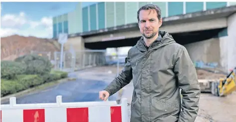  ?? DOMINIK SCHNEIDER FOTOS (2): ?? Philipp Grüneberg, Vorsitzend­er des Bürgervere­ins Bösinghove­n, befürchtet starke Auswirkung­en der Baustelle auf den Verkehr und Straßenzus­tand im Ort.
