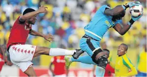  ?? / GALLO IMAGES ?? Goalkeeper Denis Onyango of Mamelodi Sundowns jumps for the ball ahead of Mothobi Mvala of Highlands Park on Saturday.