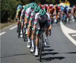  ?? © afp ?? Het beukwerk van Bora-hansgrohe geselde het peloton.