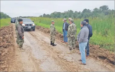  ??  ?? Los militares cuando visitaron los caminos a ser reparados hace unas semanas. El convenio para el trabajo conjunto fue firmado por el viceminist­ro de Obras del MOPC, Juan Manuel Cano, y el comandante de la unidad de ingeniería, general Óscar Gómez.