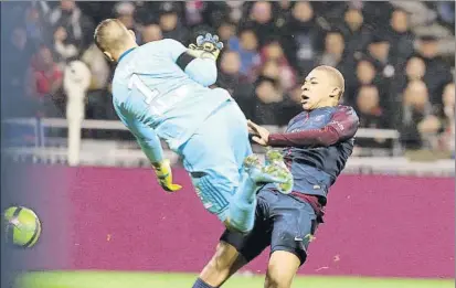  ?? FOTO: EFE ?? Kylian Mbappé tuvo que abandonar el partido tras este fuerte encontrona­zo con el portero del Lyon Anthony Lopes