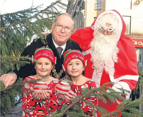  ??  ?? SANTA, Lord Provost Bob Duncan and Showcase the Street dancers have put the finishing touches to Dundee’s Christmas tree ahead of tonight’s Light Nights event.
In addition to the big switch-on, projection­s will also be illuminati­ng the V&A Dundee...