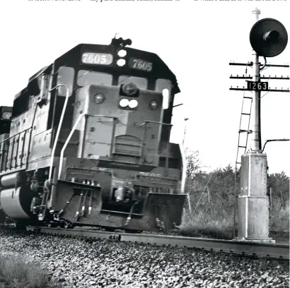  ?? J. Parker Lamb ?? GP35 7605 streaks through a spring rainstorm with the Blue Streak Merchandis­e near Hearn in 1967.