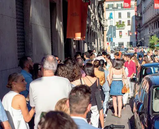  ?? ?? Atmosfere elettorali Code a Palermo per le ultime votazioni Qui sotto, Leoluca Orlando