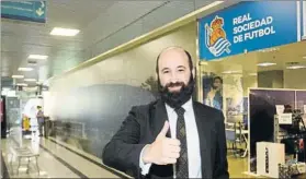  ?? FOTO: UNCITI ?? Íñigo Sevillano, nuevo socio de la Real, posa fuera de las oficinas del club