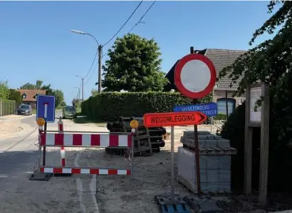  ?? FOTO LEN ?? De wegomleggi­ng van deze werfzone stuurt chauffeurs naar een andere werfzone, waar eigenlijk alleen plaatselij­k verkeer is toegelaten.