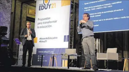  ??  ?? PROPUESTA. Los educadores Renato Opertti y Fernando Filgueira presentaro­n el “A-B-C” de la reforma educativa que planea Eduy21.