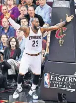  ??  ?? LeBron James sigue haciendo historia.