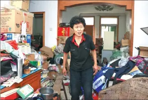  ?? ZHU LIXIN / CHINA DAILY ?? Zhang Jinglan at her home, which is packed with garbage she has collected, in Hefei, Anhui province.