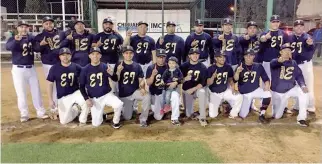  ??  ?? En un encuentro no apto para cardiacos, el “Deportivo Encinas Team” se coronó campeón del softbol lento.