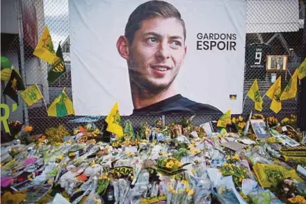  ?? REUTERS PIC ?? Tributes left for Emiliano Sala outside The Stade de la Beaujoire in Nantes.