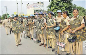  ?? MANOJ DHAKA/HT ?? Cops deployed ahead of Saturday’s ‘brotherhoo­d’ rally being organised by the All India Jat Aarakshan Sangharsh Samiti in Rohtak.